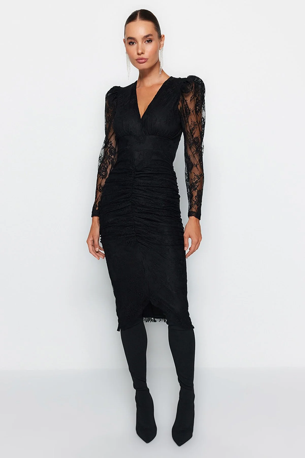 Trendyol Collection  Schwarzes, figurbetontes, gefüttertes, drapiertes Spitzen-Elegantes Abendkleid TPRAW24EL00019