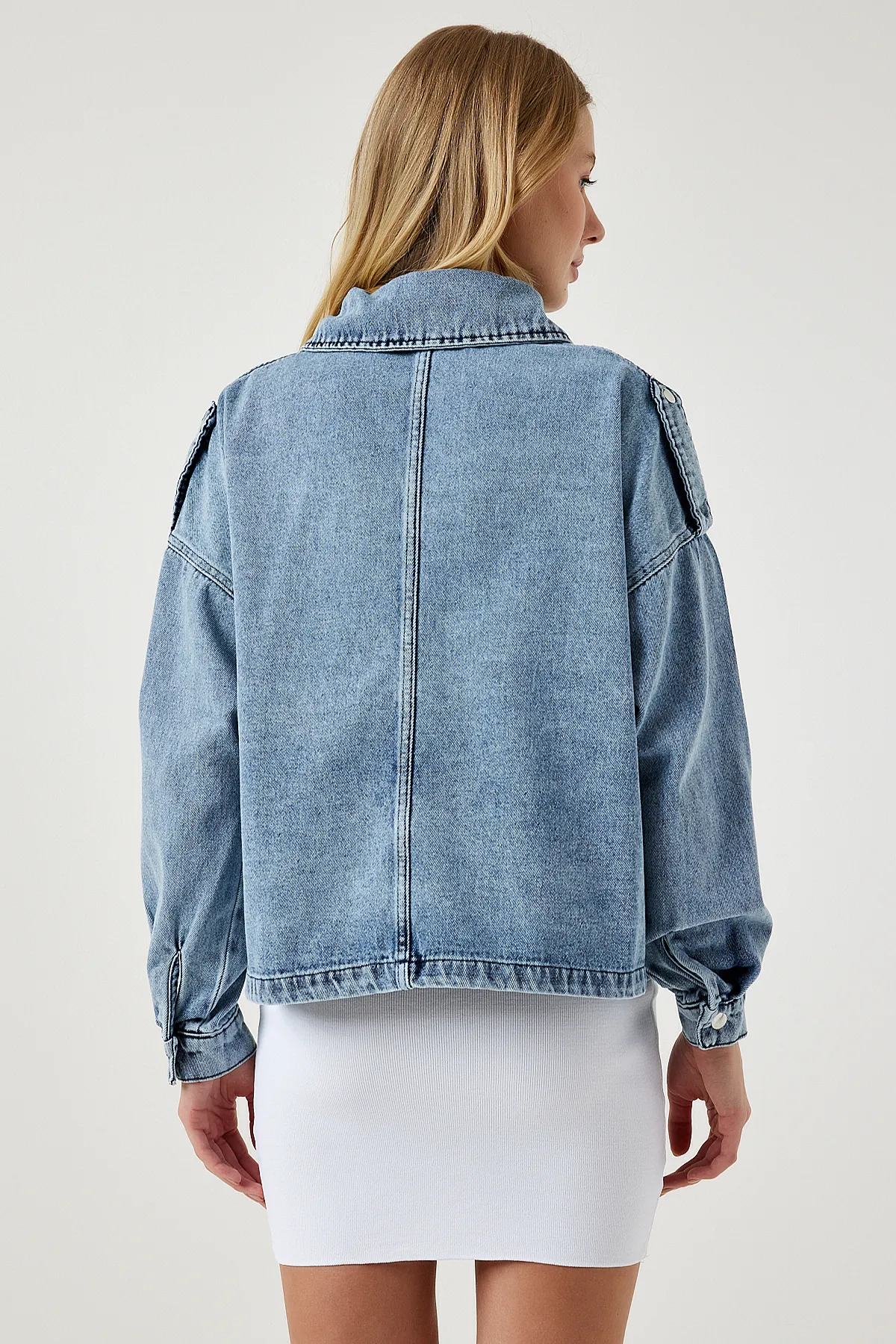 Happiness İstanbul  Hellblaue Damen-Jeansjacke mit breiten Taschen und Epauletten RV00170