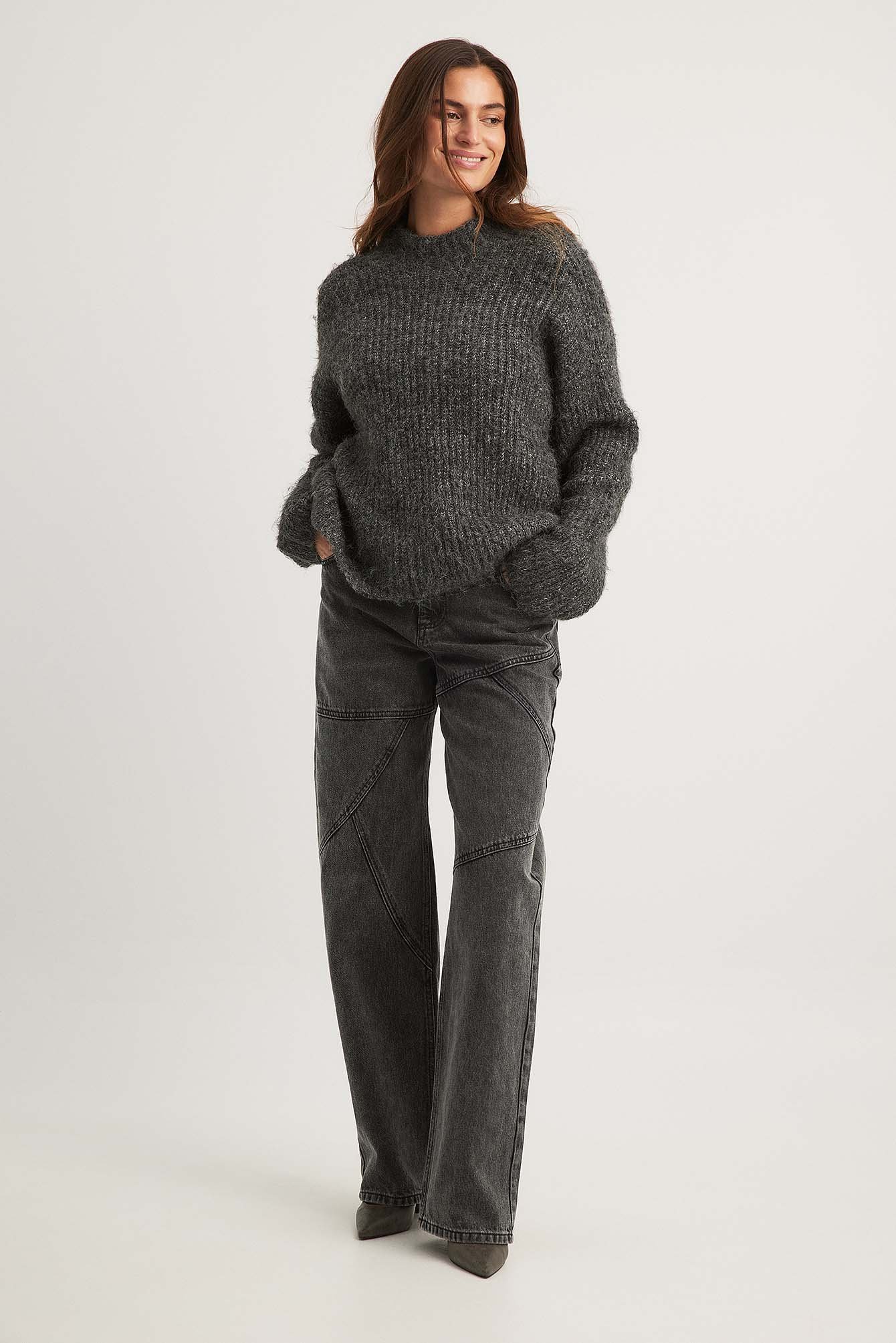Weite Jeans mit mittlerer Taille und Nahtdetails