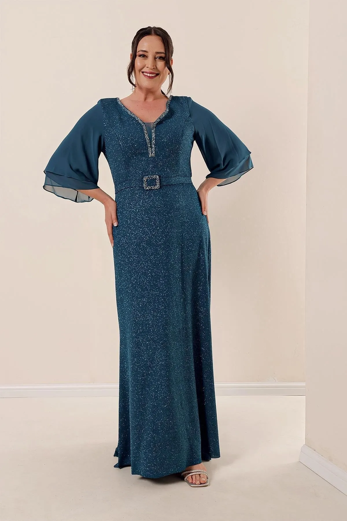 By Saygı  Silbernes langes Kleid mit V-Ausschnitt vorne und hinten, Chiffonärmeln, gefütterter Schnalle und Übergröße