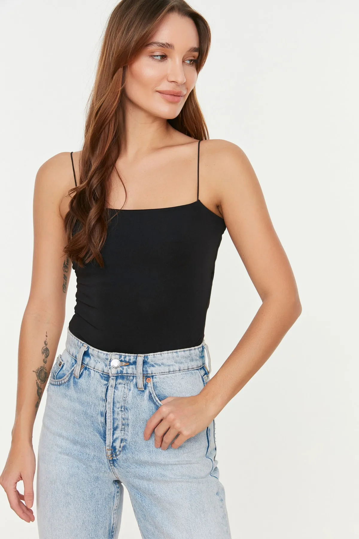 Trendyol Collection  Schwarzer dehnbarer Strick-Body mit Spaghettiträgern und Druckknöpfen TWOSS21BD0067