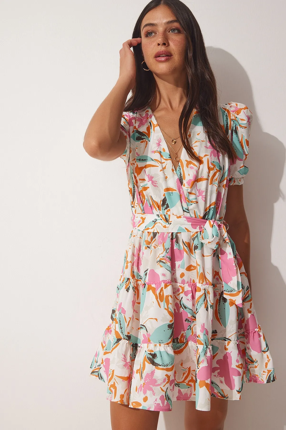 Happiness İstanbul  Cremefarbenes, rosa gemustertes Sommer-Minikleid mit Wickelkragen für Damen RV00113
