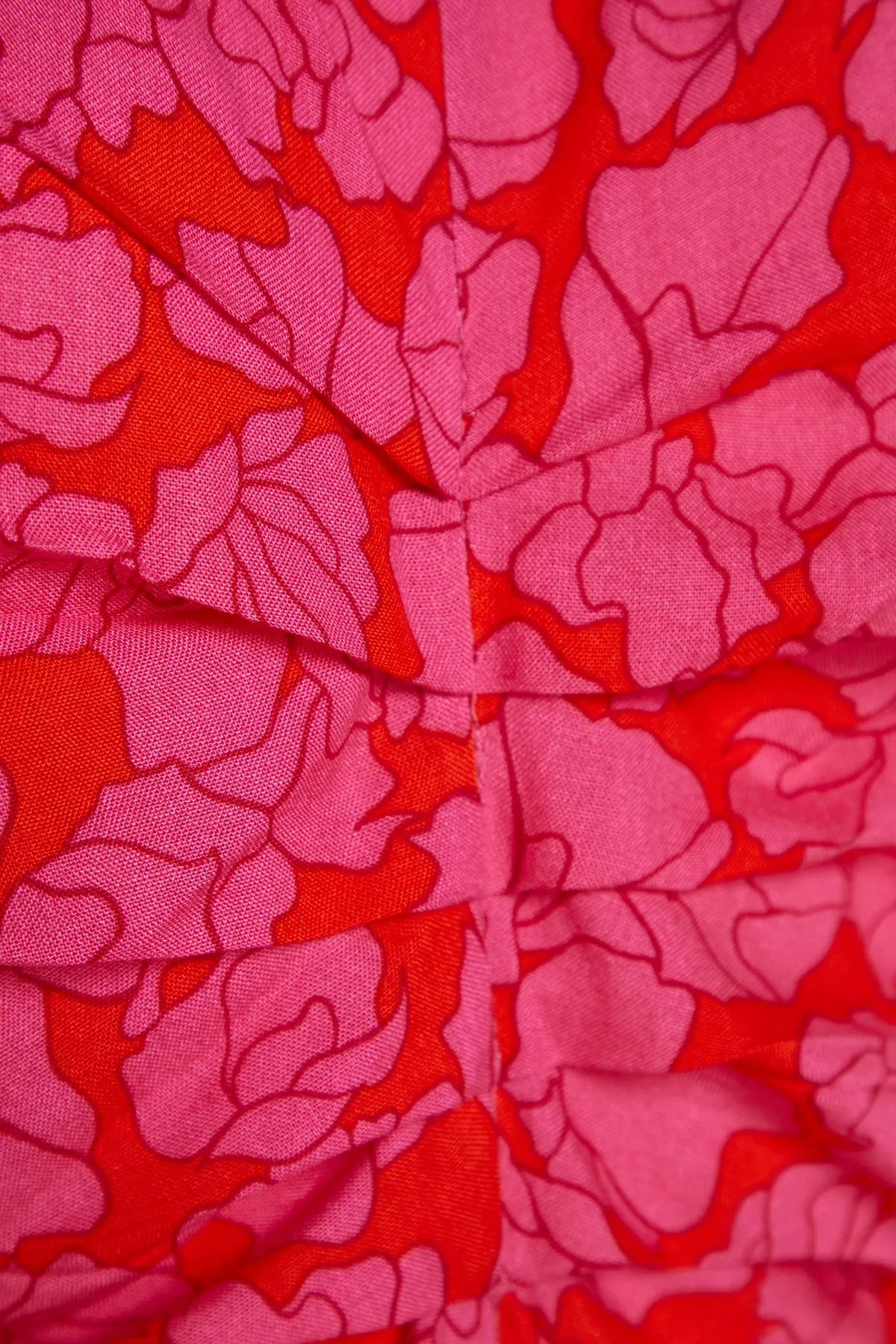 Trendyol Modest  Fuchsiafarbenes gewebtes Kleid mit Blumenmuster und Nähten an der Taille TCTSS22EB00105