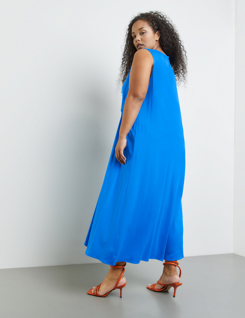 Langes Kleid mit seitlicher Raffung