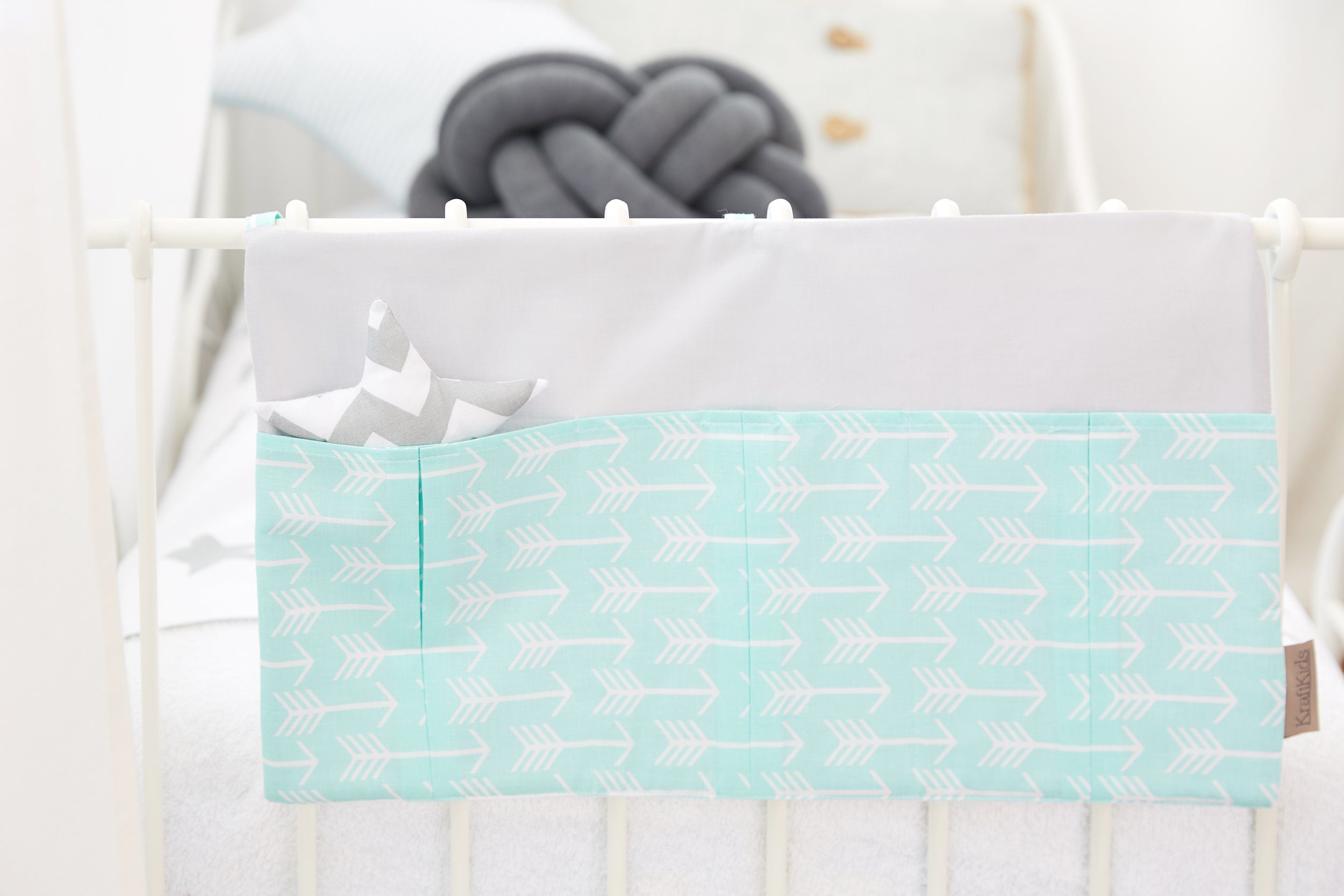 KraftKids Betttasche weiße Pfeile auf Mint, mit drei Fächern, innen mit Polyestervlies versteift