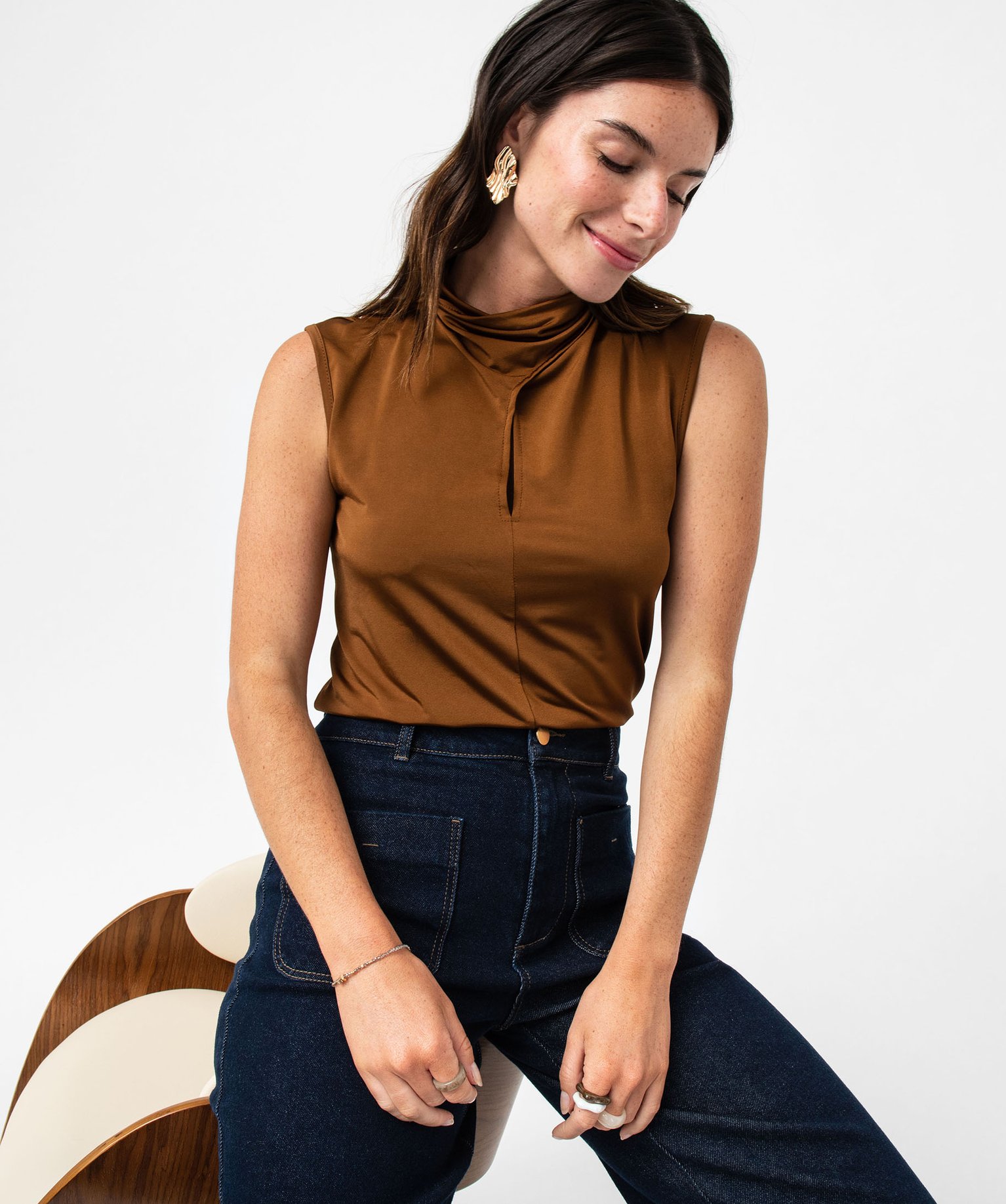 Débardeur décolleté fantaisie en matière extensible sati... marron | GEMO