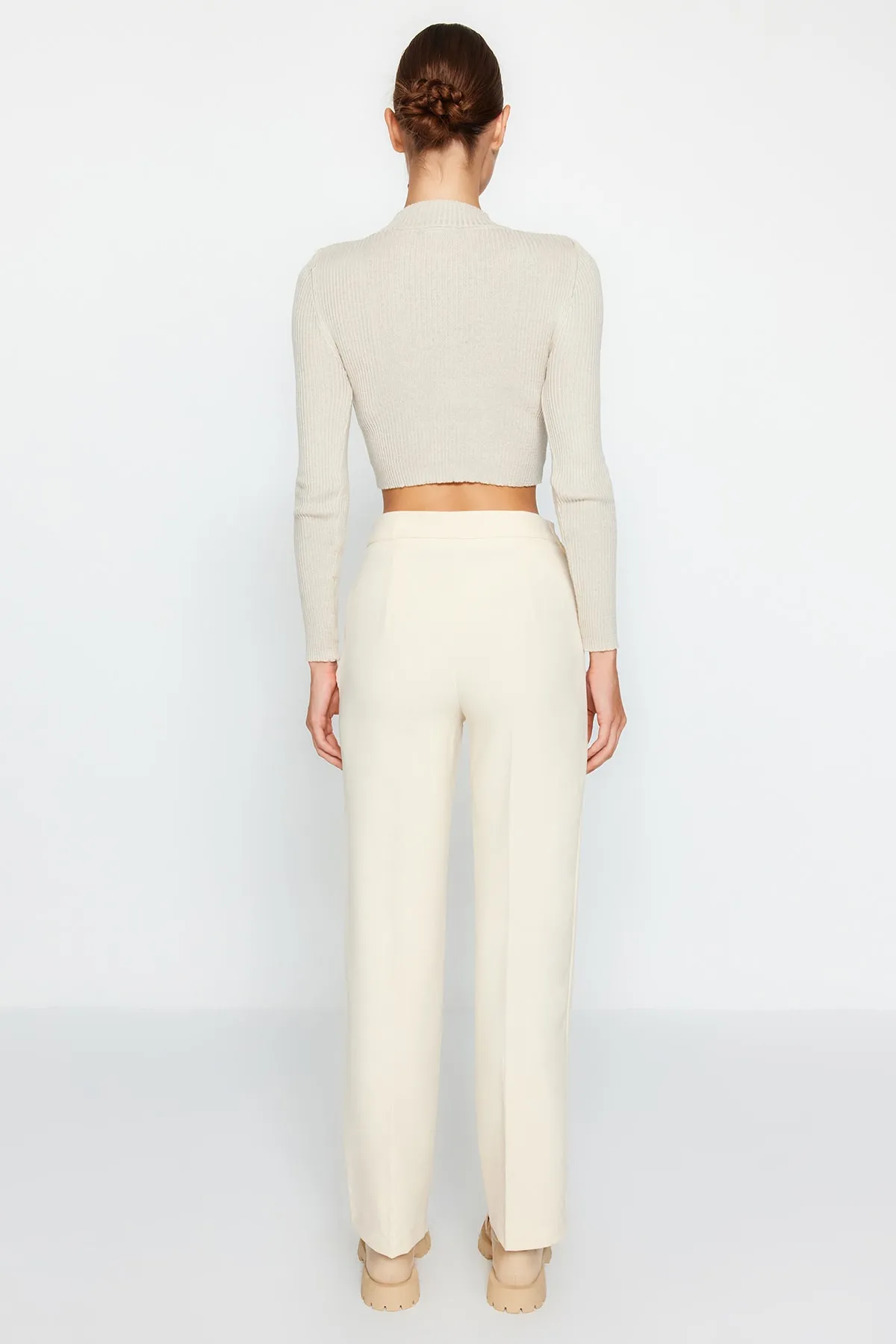 Trendyol Collection  Gerade geschnittene, gewebte Hose mit Steingürtel und detailliertem Detail TWOAW24PL00055