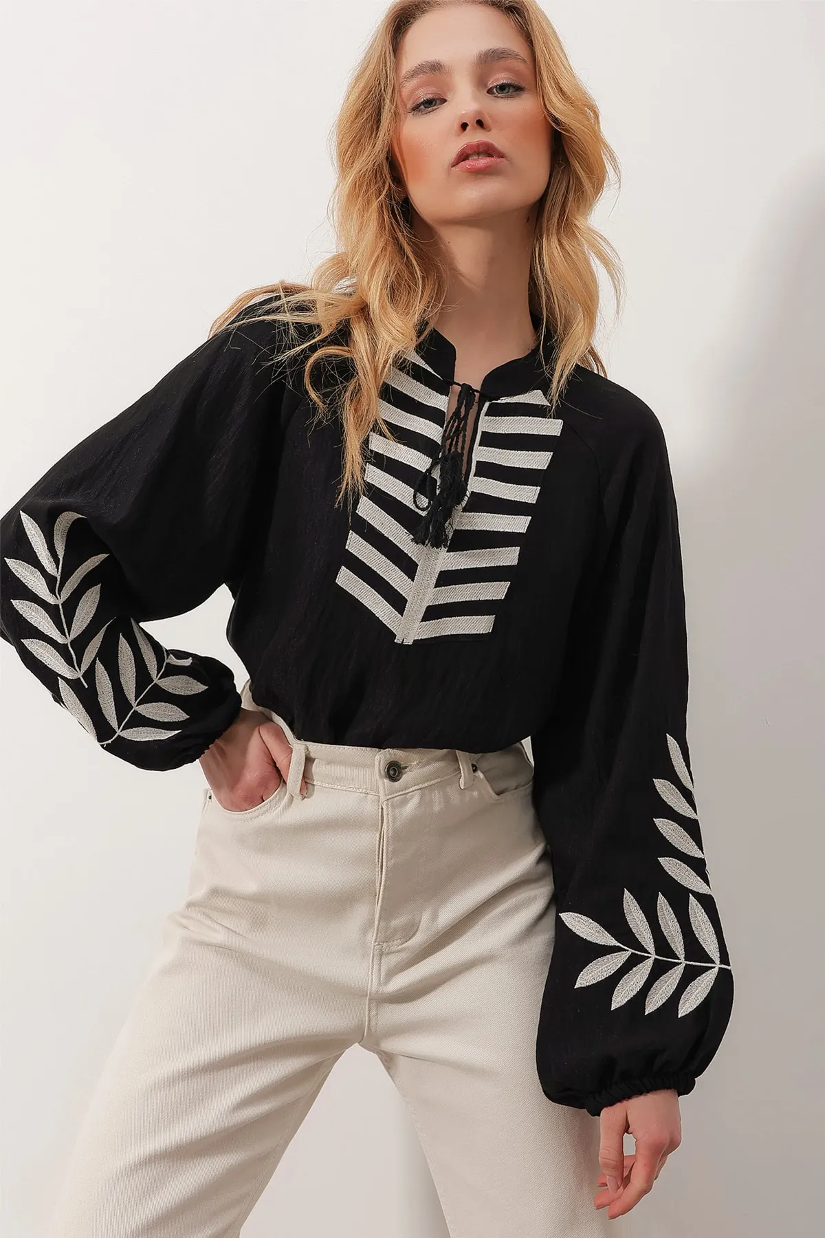Trend Alaçatı Stili  Schwarze Damen-Übergangsbluse mit V-Ausschnitt vorne und Bindeärmeln, bestickt, Kontrast, Übergröße, ALC-X9799