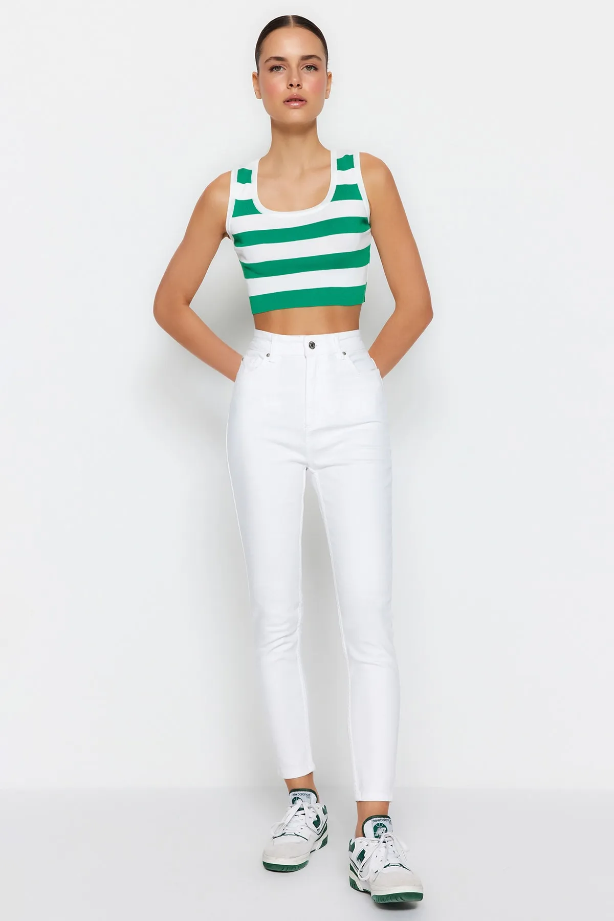 Trendyol Collection  Weiße Skinny-Jeans mit superhoher Taille TWOSS23JE00202