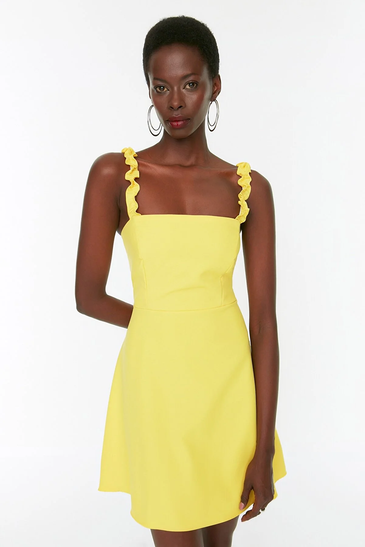 Trendyol Collection  Gelbes A-Linien-Minikleid mit quadratischem Kragen und Riemen und detailliertem Webmuster TWOSS22EL2175