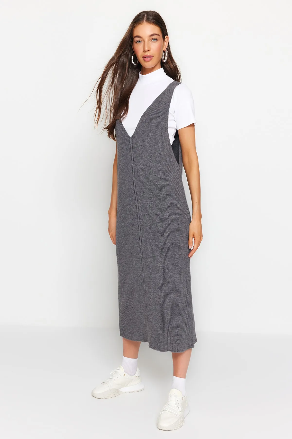 Trendyol Collection  Anthrazitfarbenes Maxi-Strickkleid mit V-Ausschnitt TWOAW24EL00011