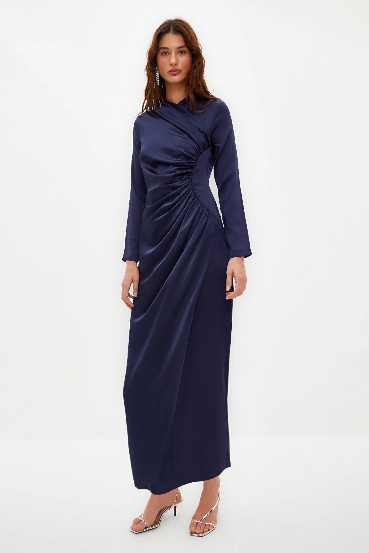 Trendyol Modest  Marineblaues, detailliertes Abendkleid aus gewebtem Satin mit Raffungen TCTSS24DB00037