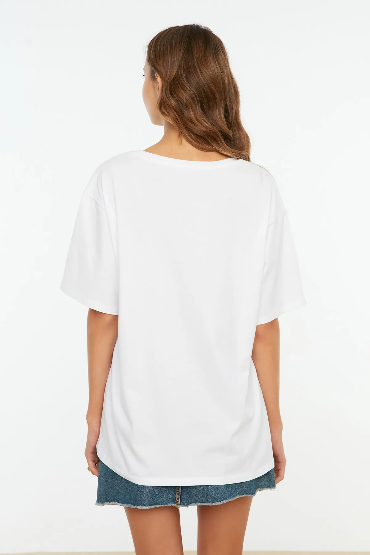 Trendyol Collection  Weißes Boyfriend-Strick-T-Shirt mit V-Ausschnitt TWOSS20TS0132