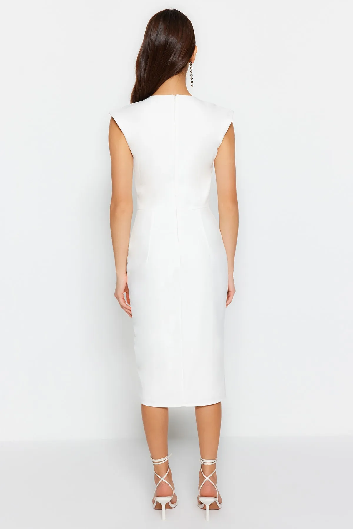 Trendyol Collection  Ecru-tailliertes, wattiertes Midikleid aus Webstoff TWOSS22EL00341