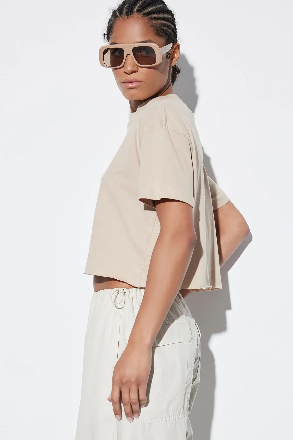 Trendyol Collection  Beigefarbenes, kurz geschnittenes Strick-T-Shirt aus 100 % Baumwolle mit Stehkragen TWOSS20TS0287