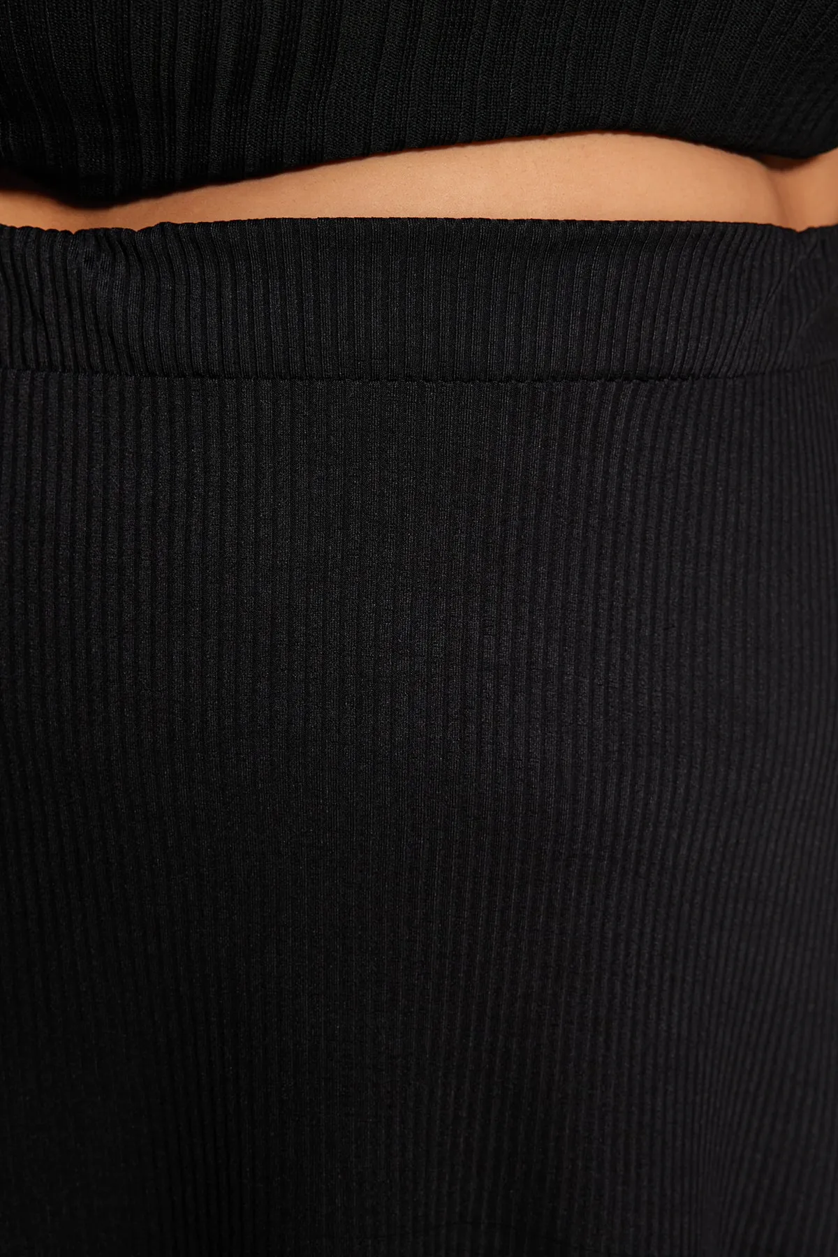 Trendyol Curve  Schwarzer asymmetrischer Strickrock TBSSS22ET0253
