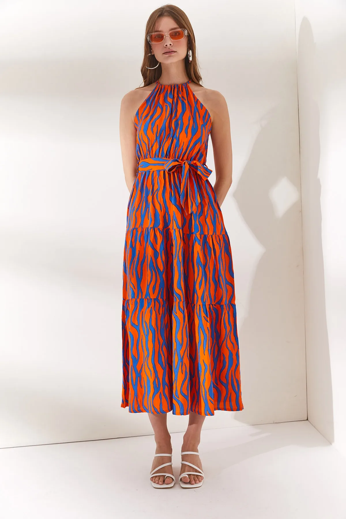 Olalook  Damenkleid aus gewebtem Viscon in Zebra-Orange mit Neckholder und Gürtel ELB-19001548