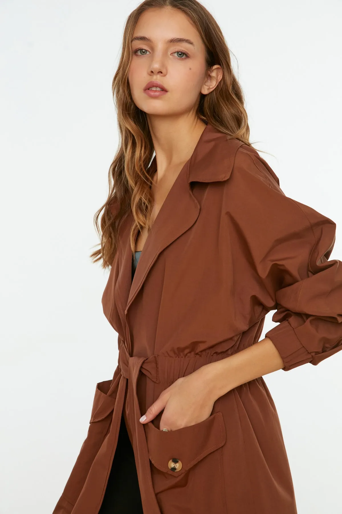 Trendyol Collection  Brauner, langer, übergroßer Trenchcoat mit Kordelzug in der Taille und Gürteldetail TWOSS20TR0010