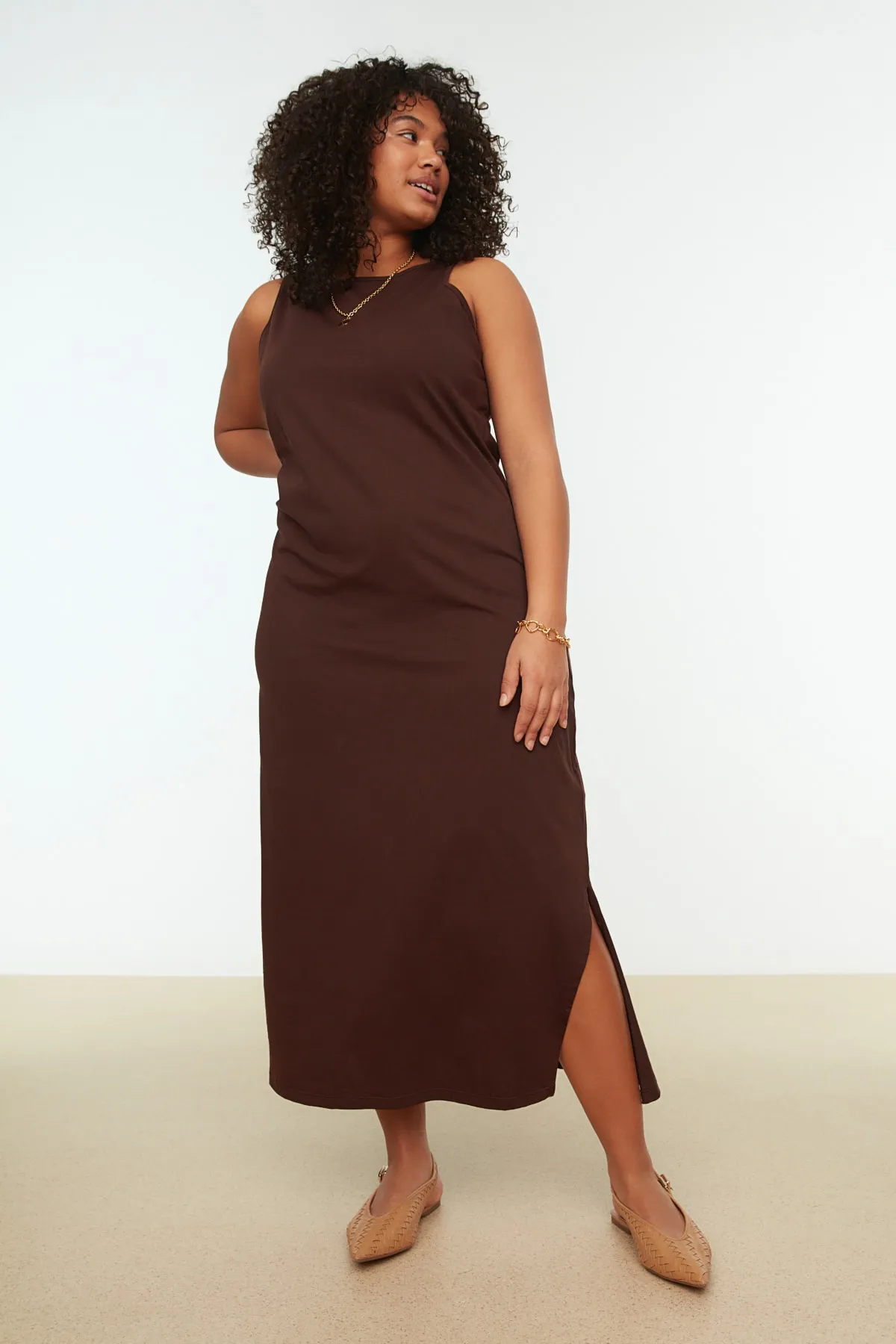 Trendyol Curve  Dunkelbraunes Shift-Strickkleid mit Rundhalsausschnitt und Schlitz TBBSS22AH0162