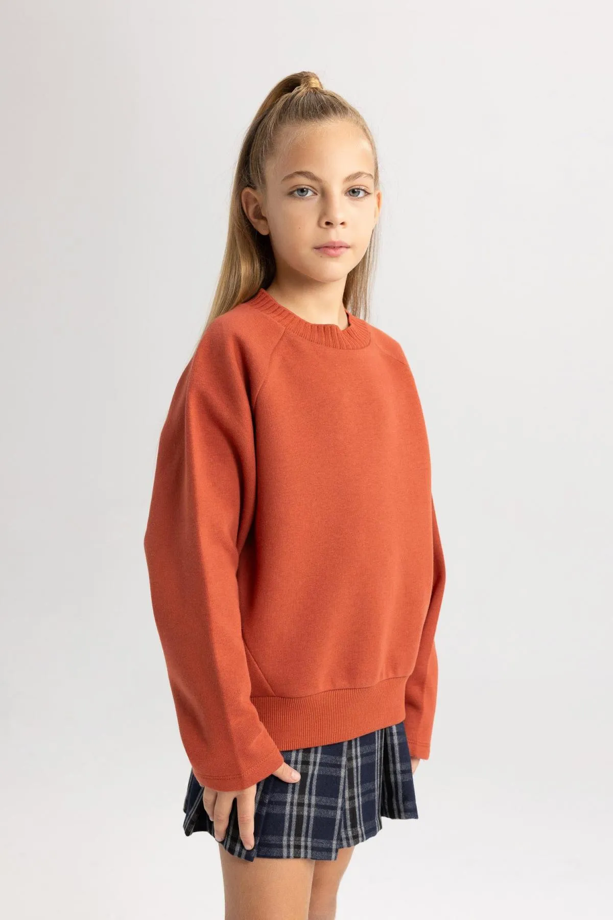 DeFacto  Weiches, pelziges Oversize-Sweatshirt mit Rundhalsausschnitt für Mädchen - B1976a823au