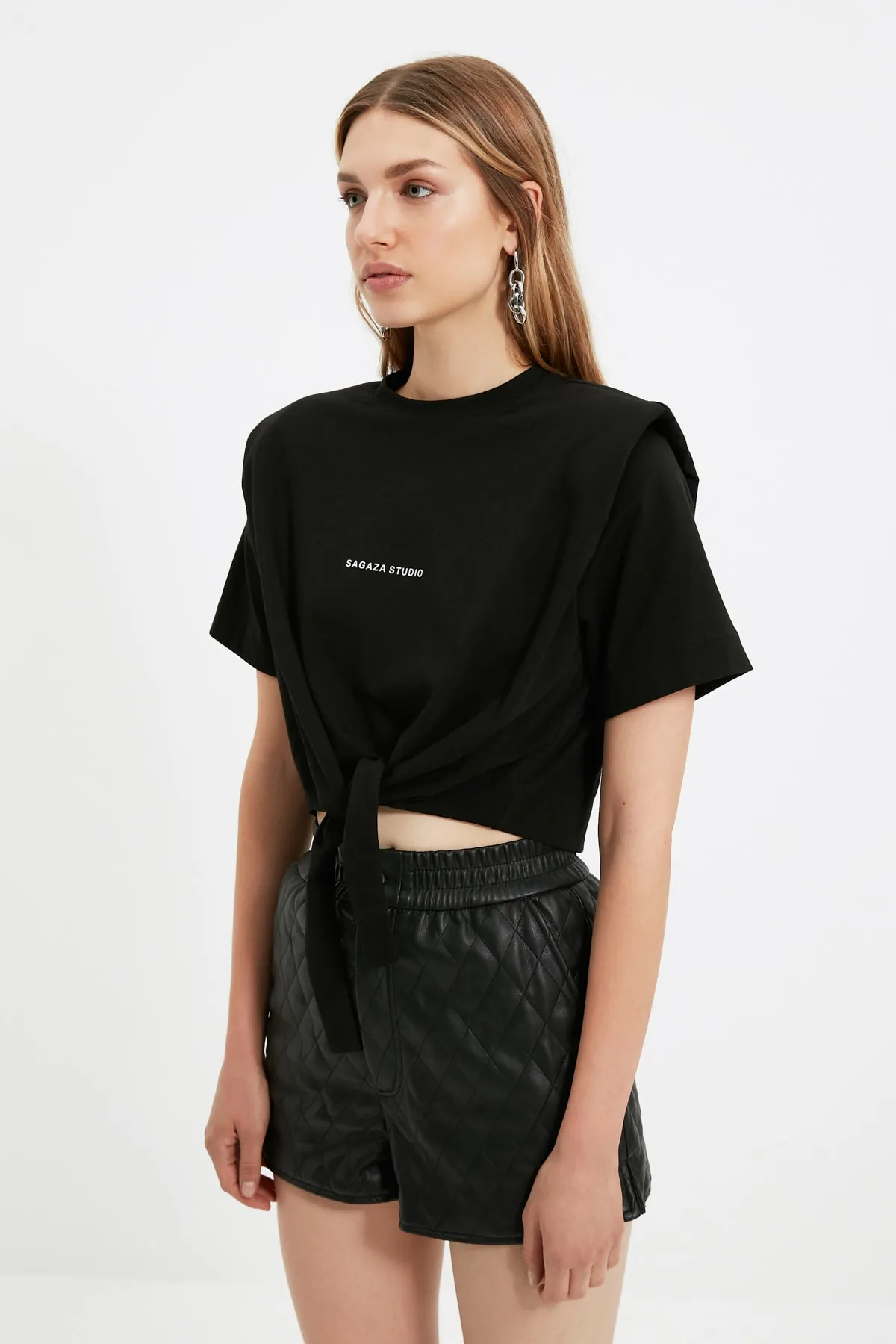 Trendyol Collection  X Sagaza Studio Schwarzes Strick-T-Shirt mit Slogan TPRAW22TS0214