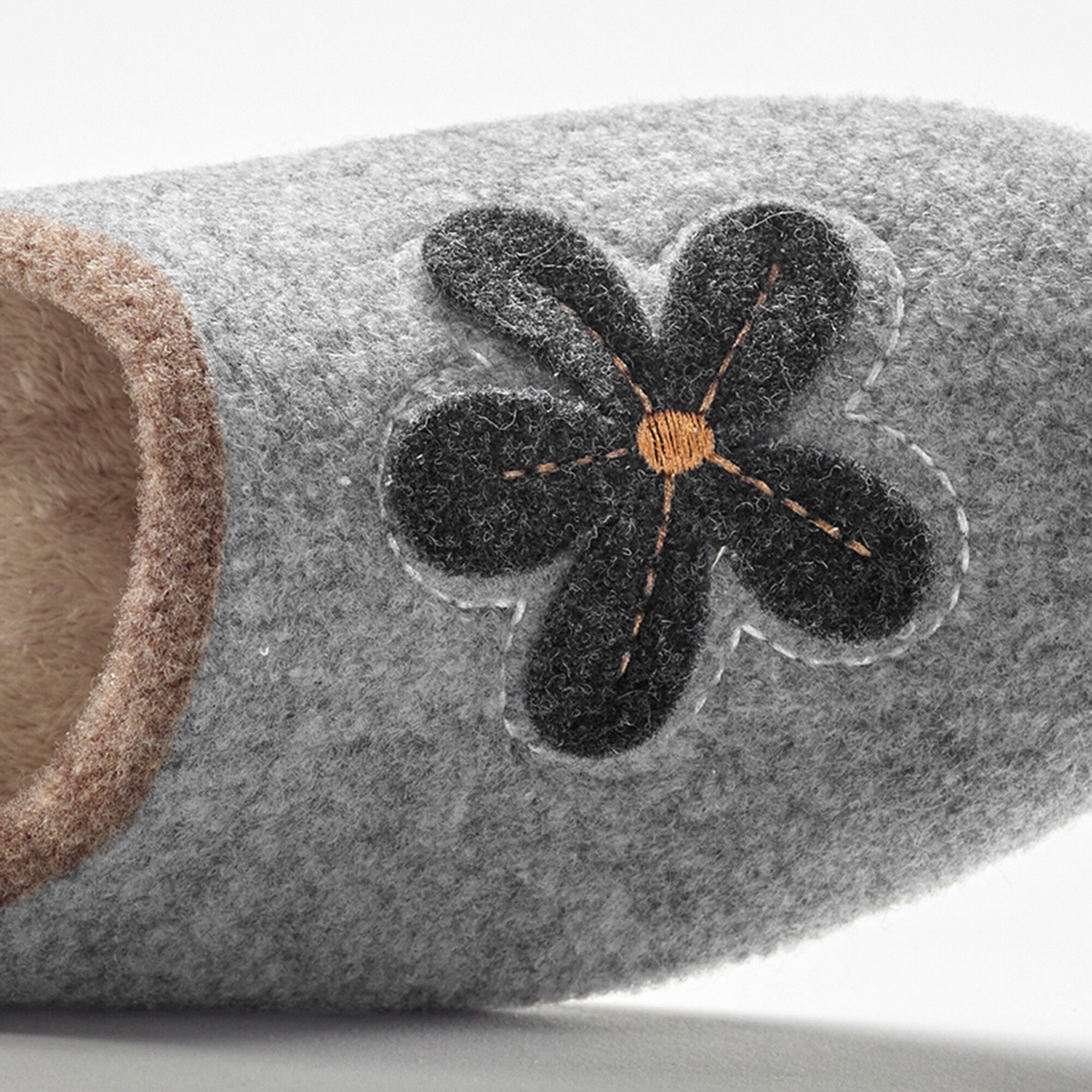Chaussons mules fleur appliquée