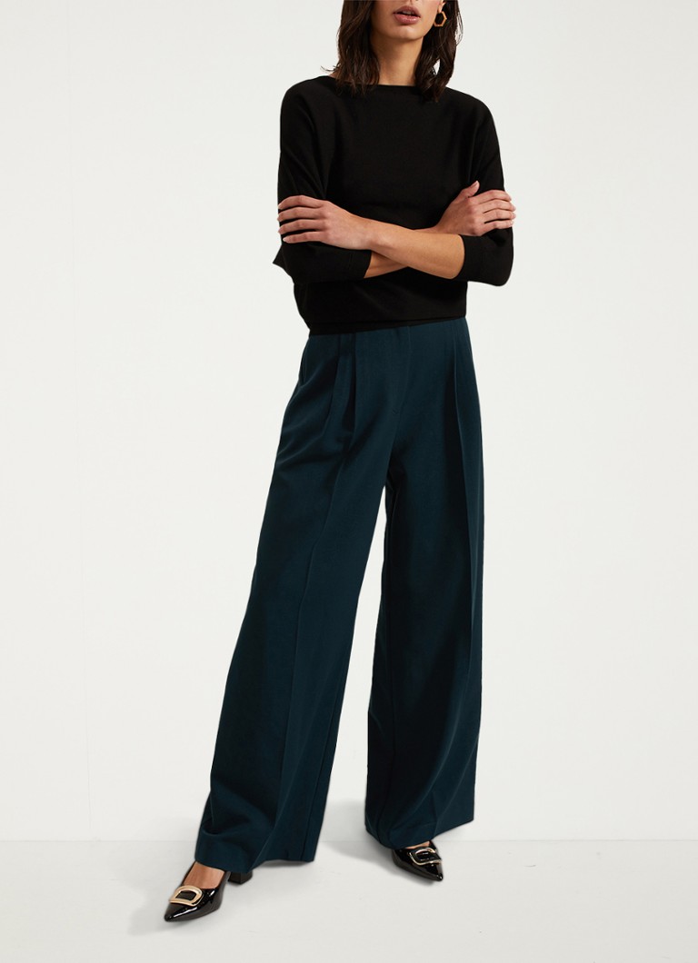 Tricou Cristine de la Phase Eight, confecționat din material tricotat subțire și elastic.