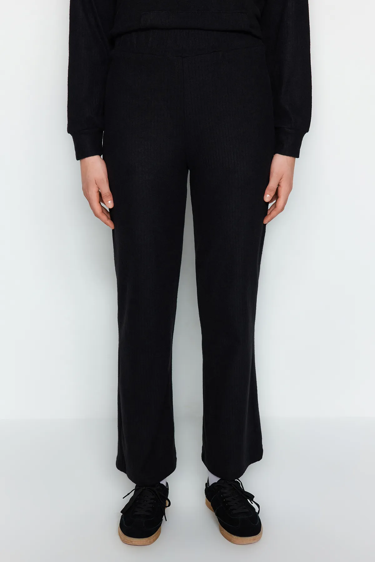 Trendyol Modest  Schwarzes Sweatshirt-Hose-Set mit Kapuze und Unterteil aus Strick TCTAW24AU00002