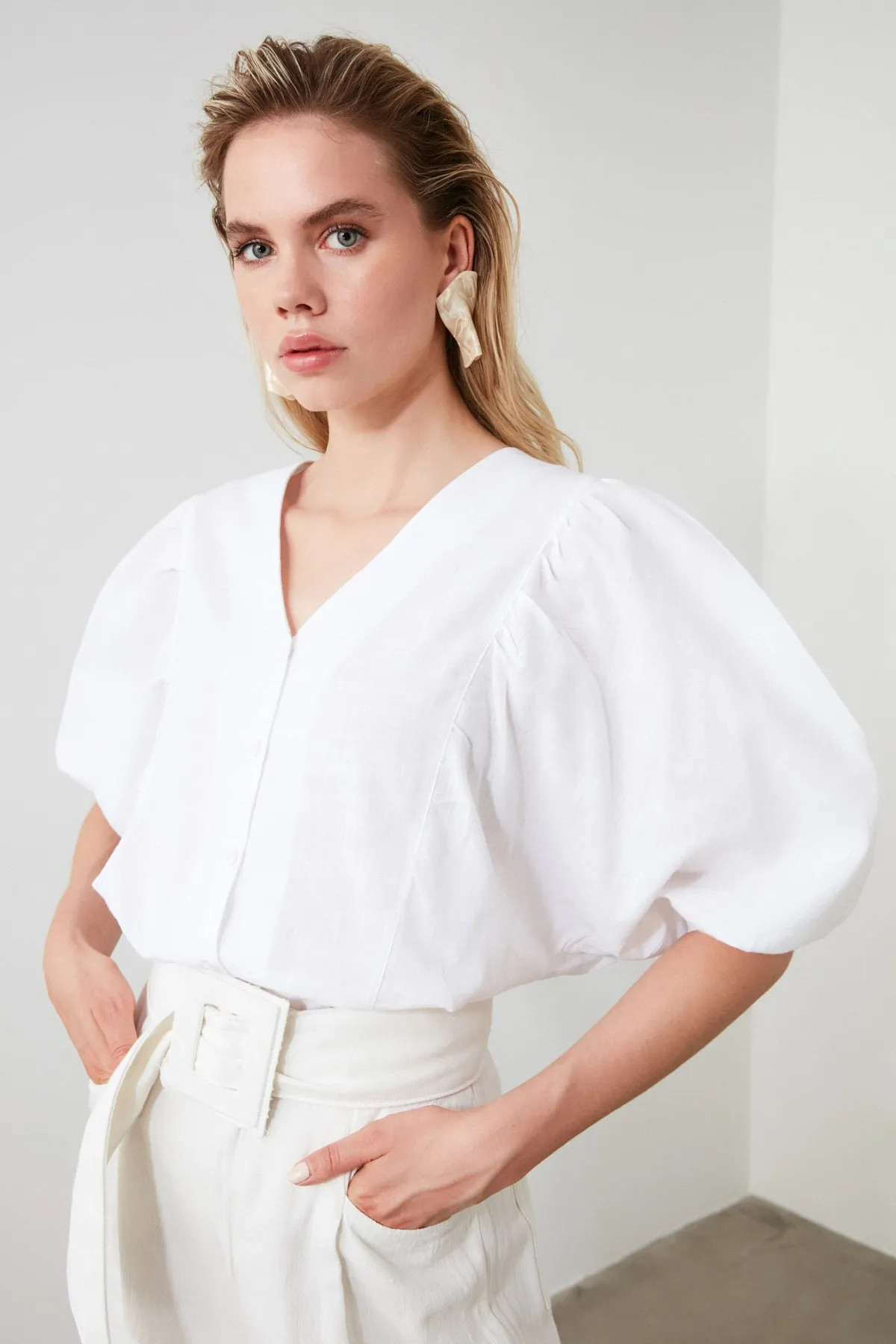 Trendyol Collection  Weißes gewebtes Hemd mit Fledermausärmeln - Regular Fit TWOSS20GO0076
