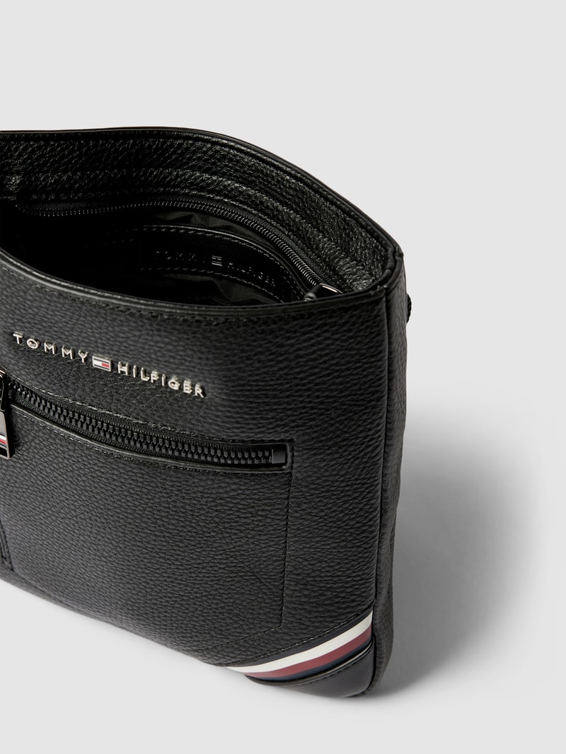 Umhängetasche mit Label-Details in schwarz