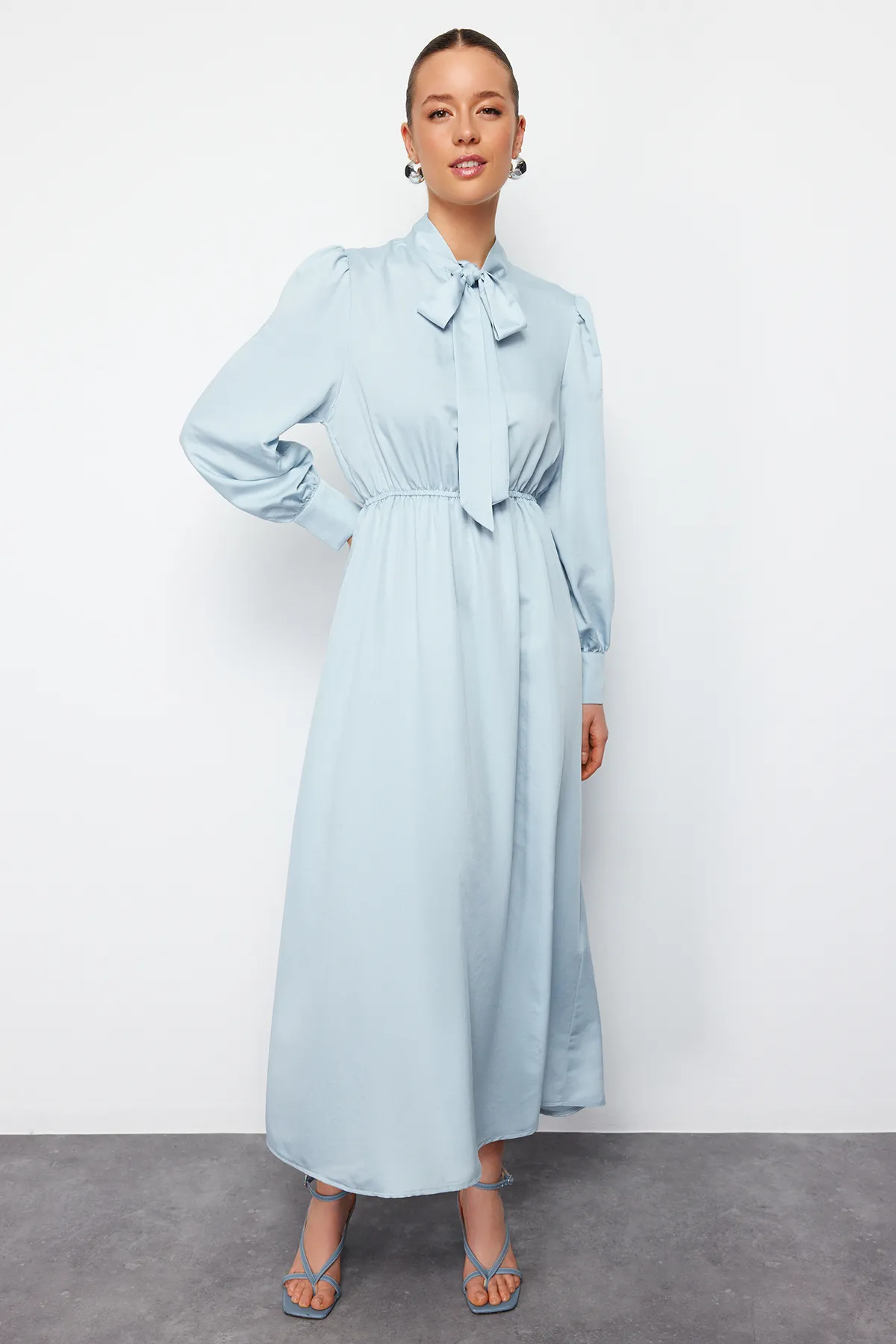 Trendyol Modest  Hellblaues, gerade gewebtes Kleid mit Kragen und Bindeband TCTSS24EB00136