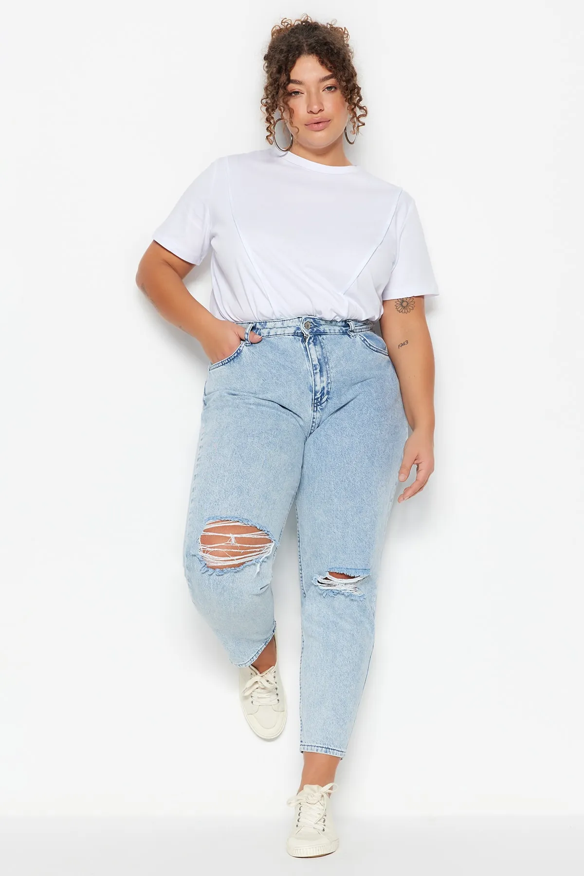 Trendyol Curve  Hellblaue Mom-Fit-Jeans mit hoher Taille und detailliertem Destroyed-Effekt TBBSS23CJ00019