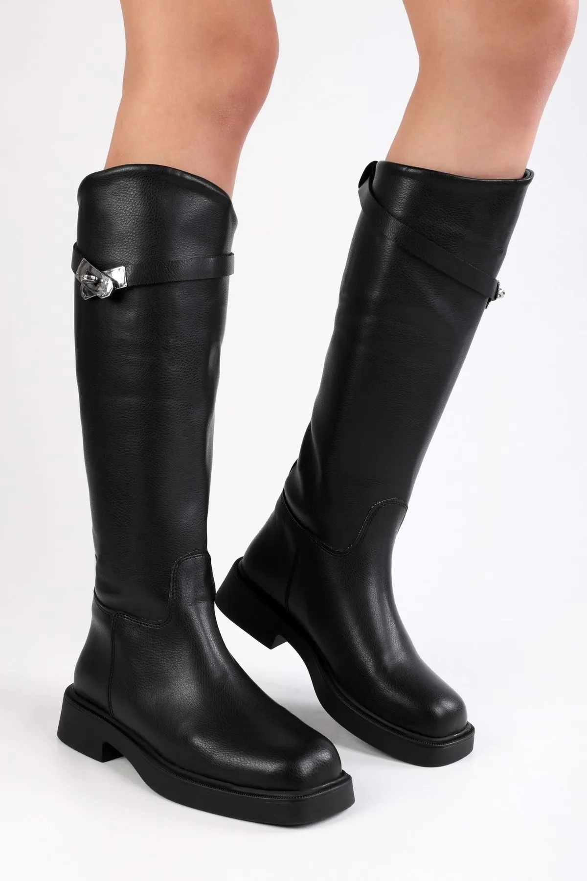 Shoeberry  Schwarze Gaiza-Stiefel mit dicker Sohle und Schnalle für Damen