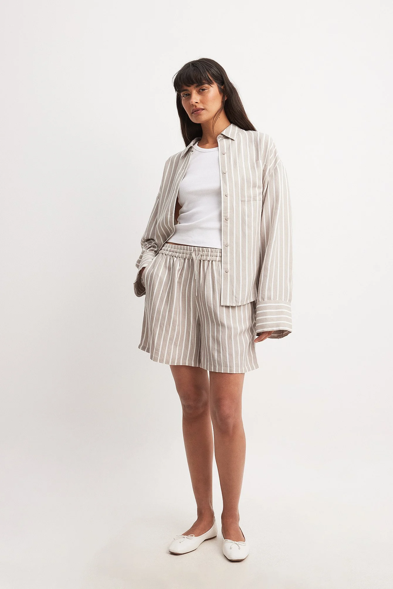 Weite Shorts mit halbhoher Taille aus Viskose-Mix