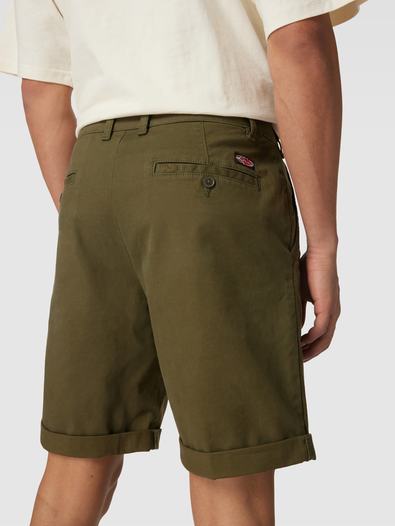 Bermudas mit Paspeltaschen in olivgrün