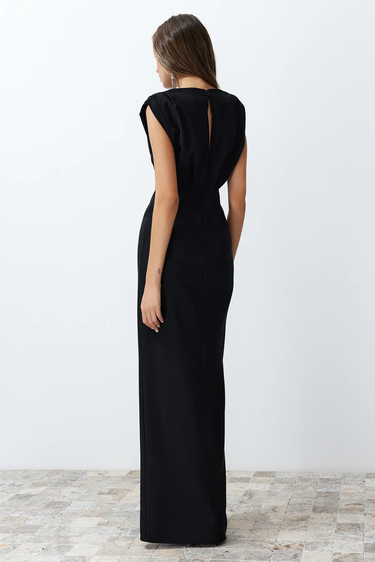 Trendyol Collection  Schwarzes wattiertes langes gewebtes Abendkleid TPRSS24AE00087