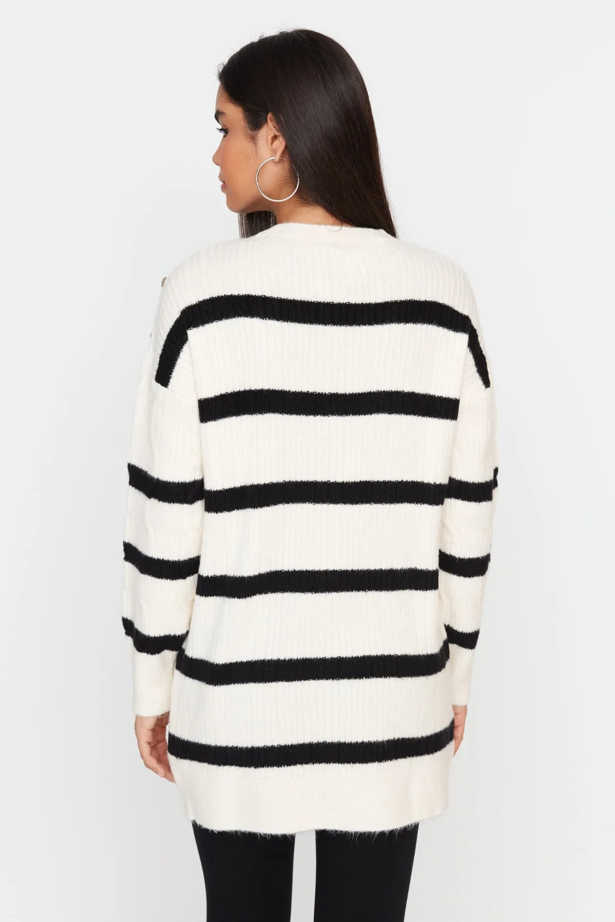 Trendyol Modest  Ecru gestreifter Strickpullover mit Knöpfen TCTAW23AK00063