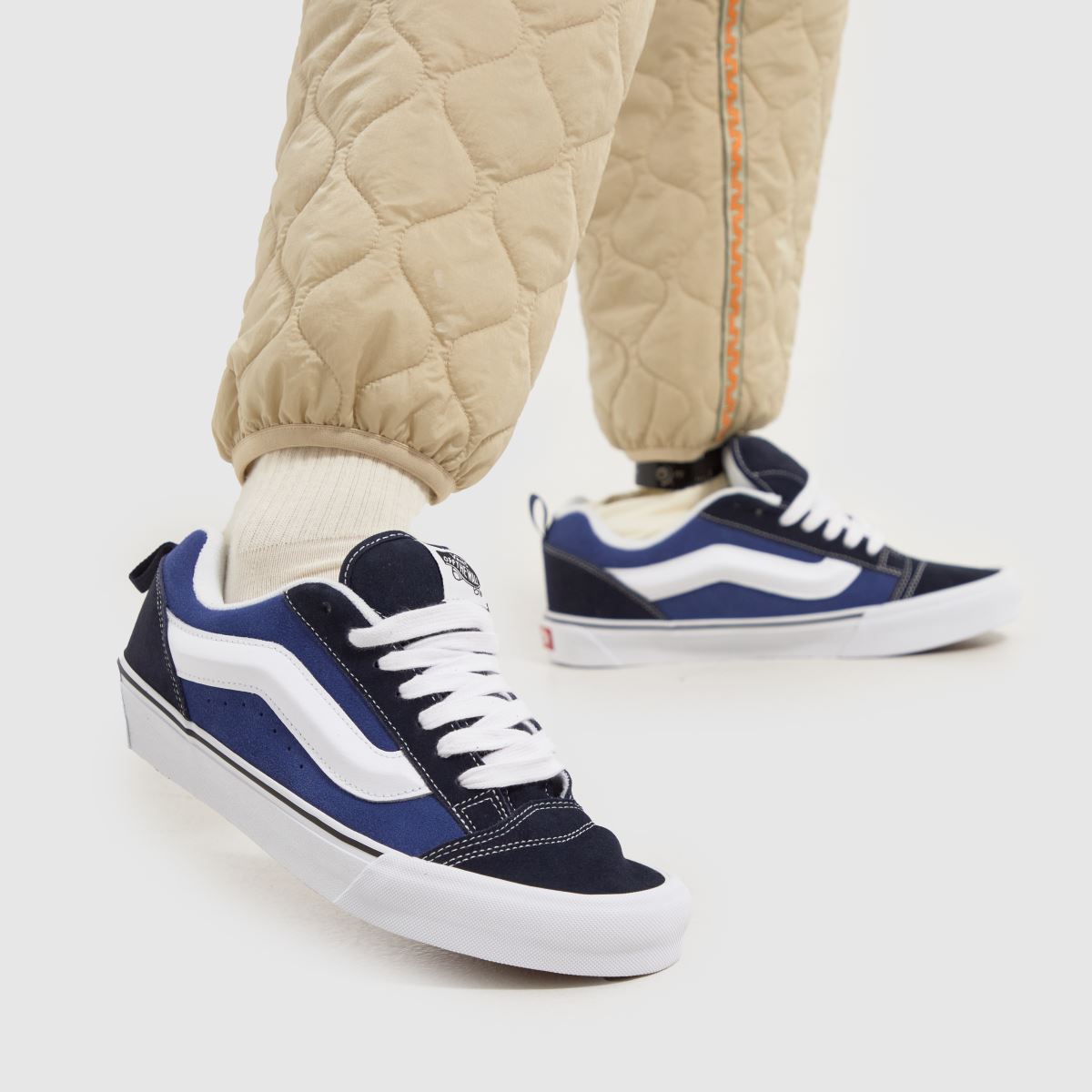 Vans – Knu School – Marinblå och vita sneakers