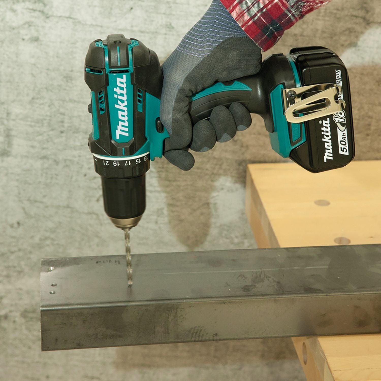 Makita Akku-Bohrschrauber Akku-Kombo-Kit, 18 V, (Set), 2x 18 V 2 Ah Li-Ion Akkus, Ladegerät und Koffer