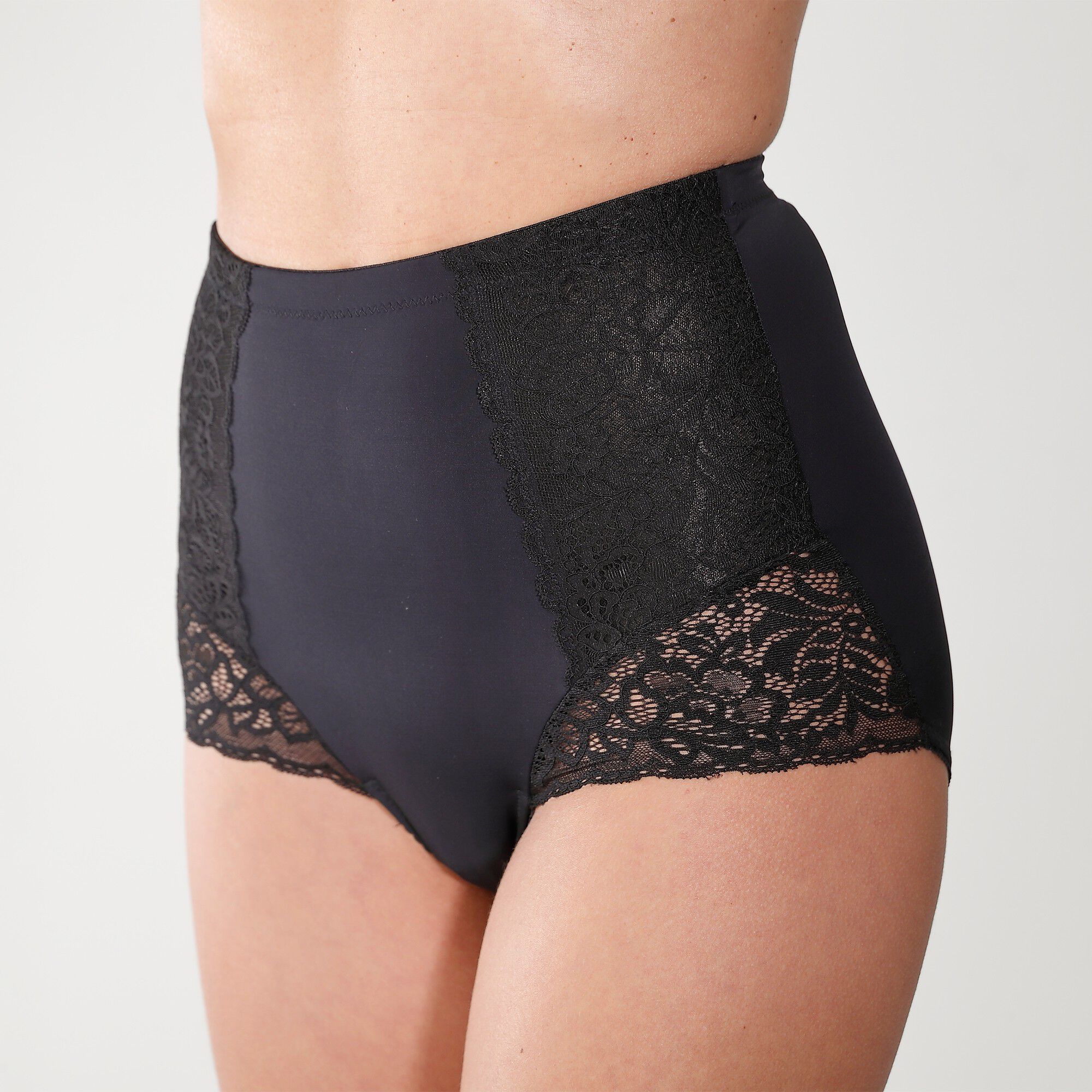Gaine affinante plastron dentelle