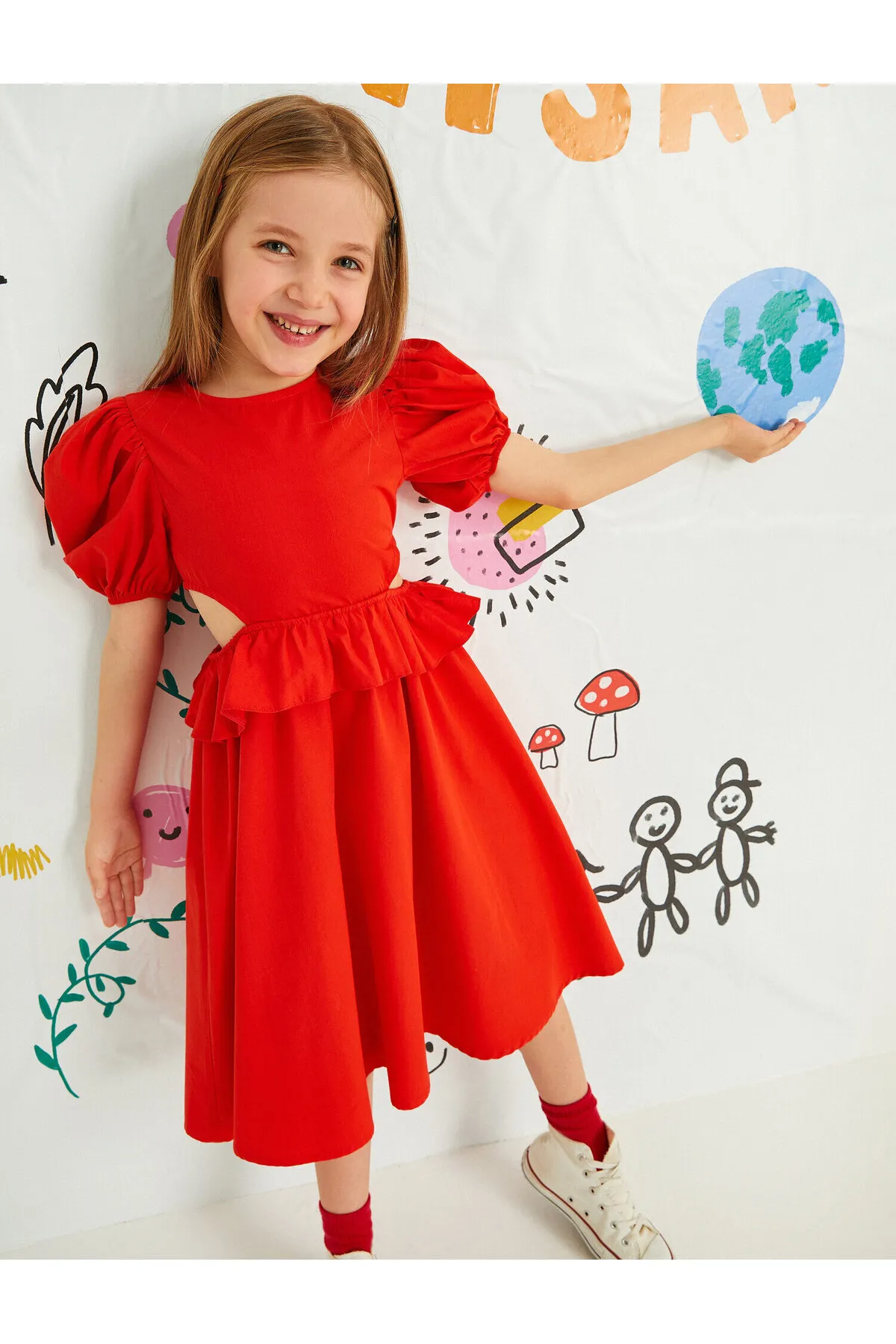 Koton  Kleid mit kurzen Ballonärmeln, Taillenfenster, detailliertem Rundhalsausschnitt und Rüschen aus Baumwolle