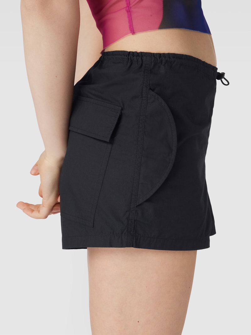 Shorts mit Pattentaschen in schwarz