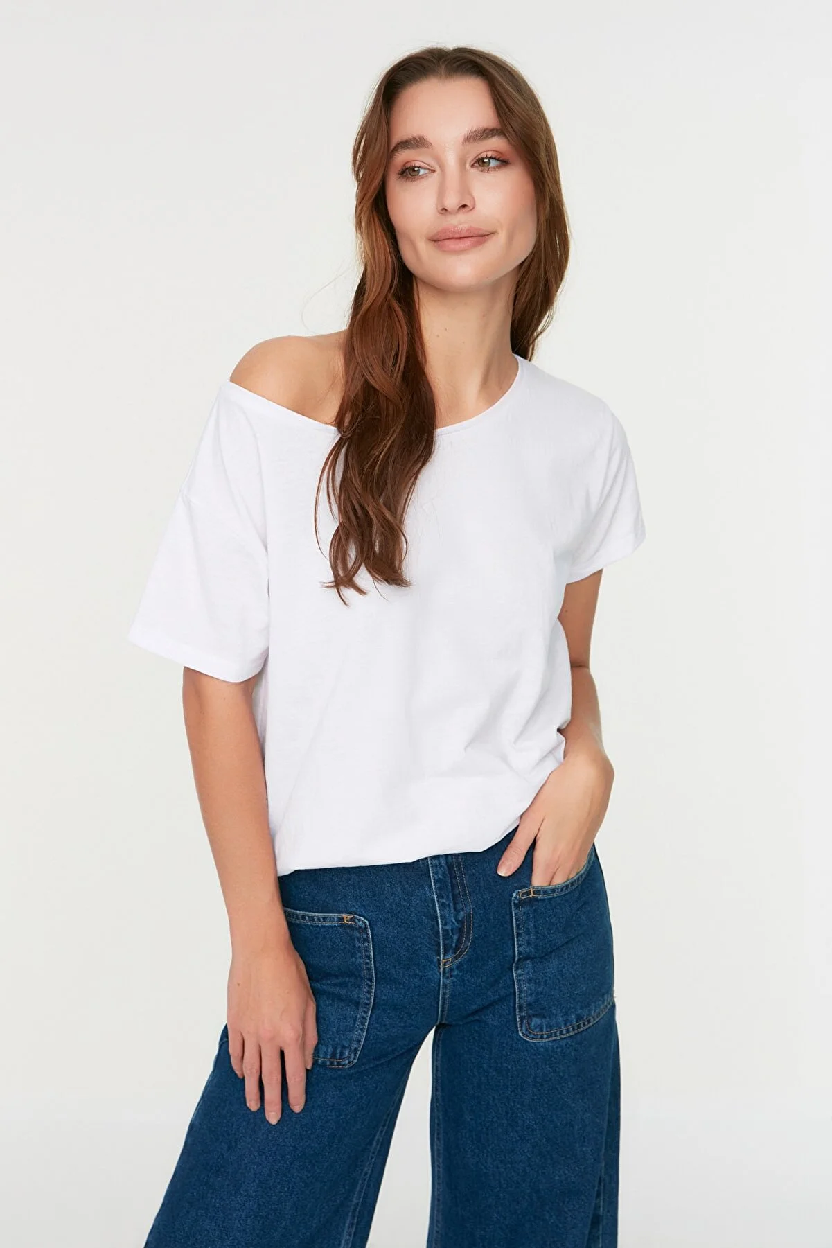 Trendyol Collection  Weißes Boyfriend-Strick-T-Shirt mit U-Boot-Ausschnitt und weiter Passform aus 100 % Baumwolle TWOSS20TS0140