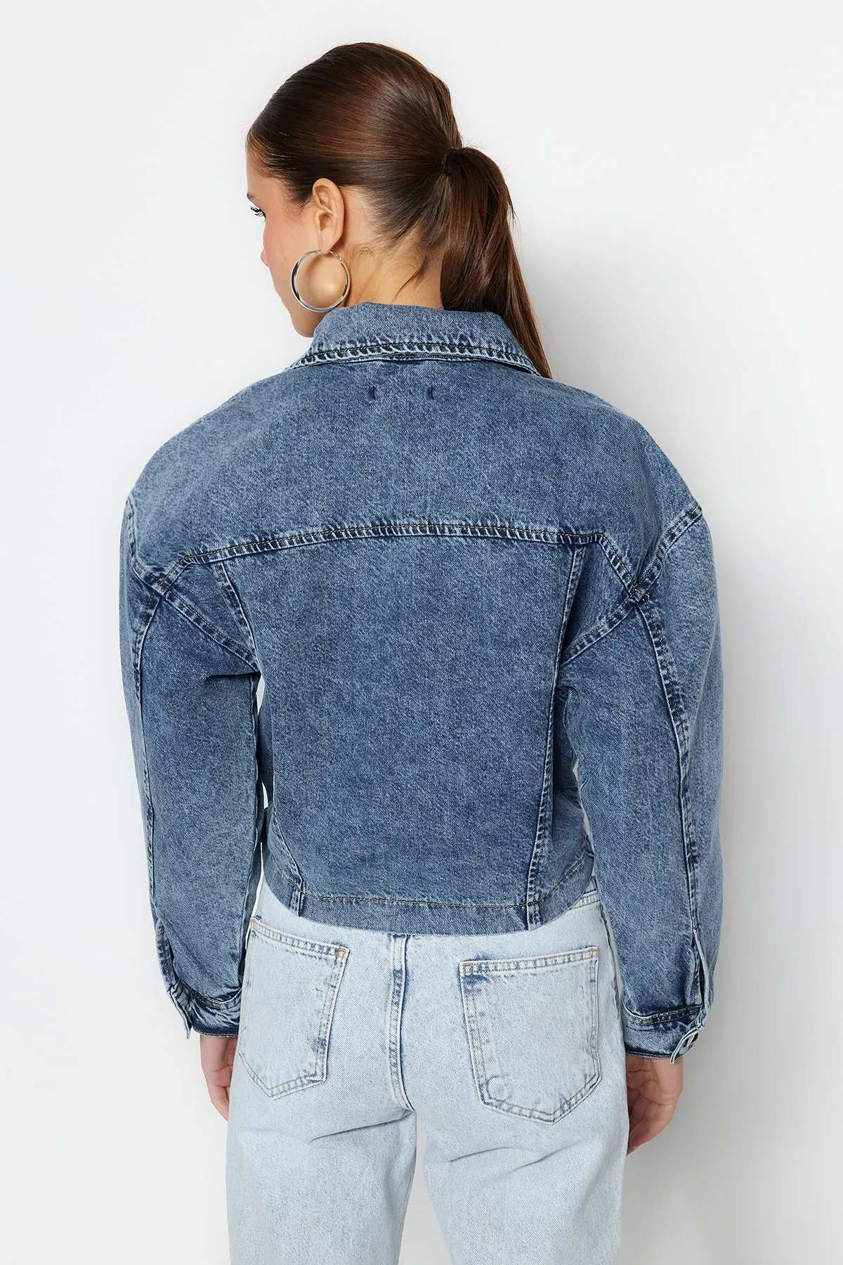 Trendyol Collection  Blaue Biker-Jeansjacke mit Reißverschlussdetail TWOSS23CE00050