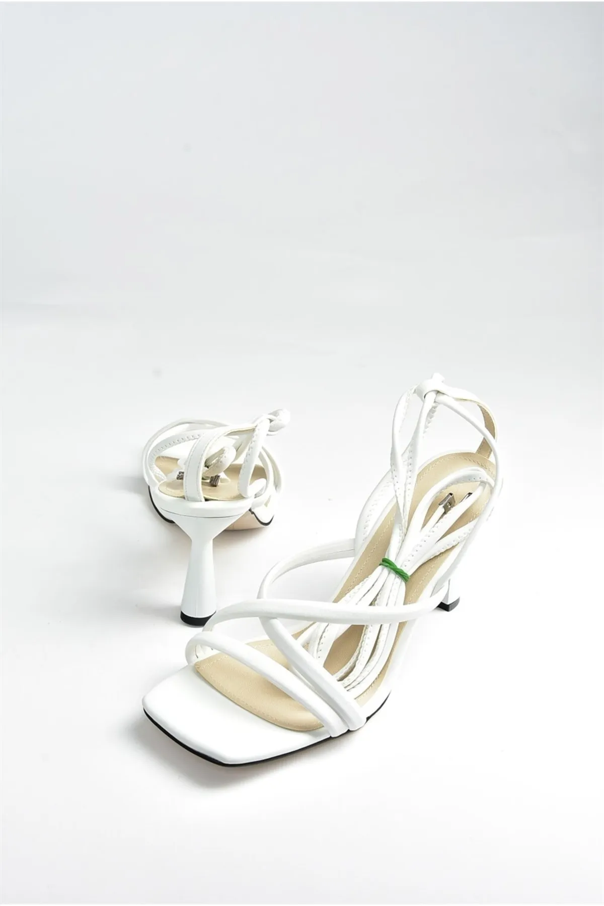 Fox Shoes  Weiße Damenschuhe mit Knöchelriemen und Absatz K404070209