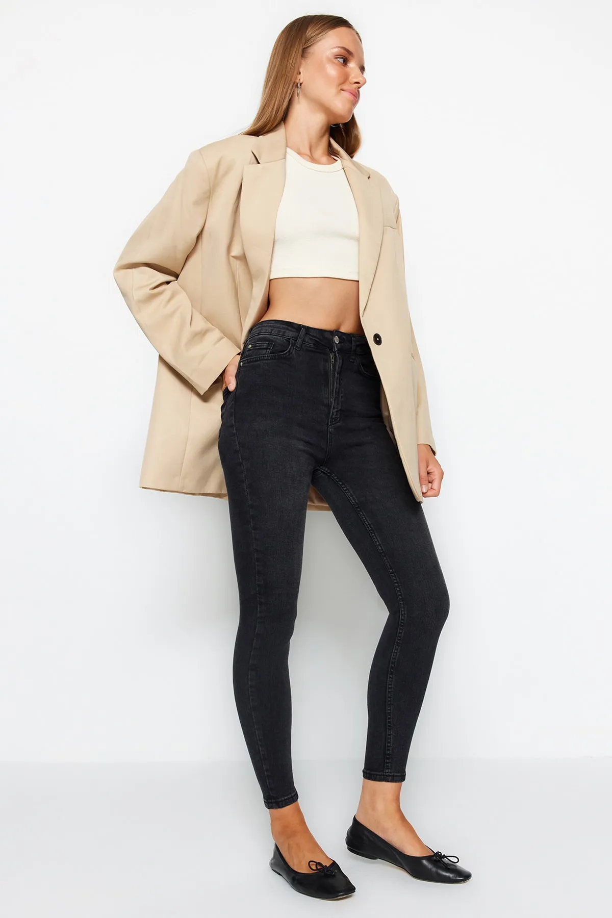 Trendyol Collection  Schwarze Skinny Jeans mit normaler Taille TWOAW24JE00172