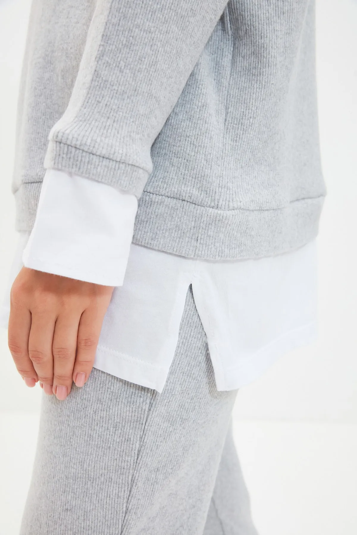 Trendyol Modest  Graues T-Shirt-Set mit abnehmbarer Tunika und Hose aus Strick TCTAW22US0035