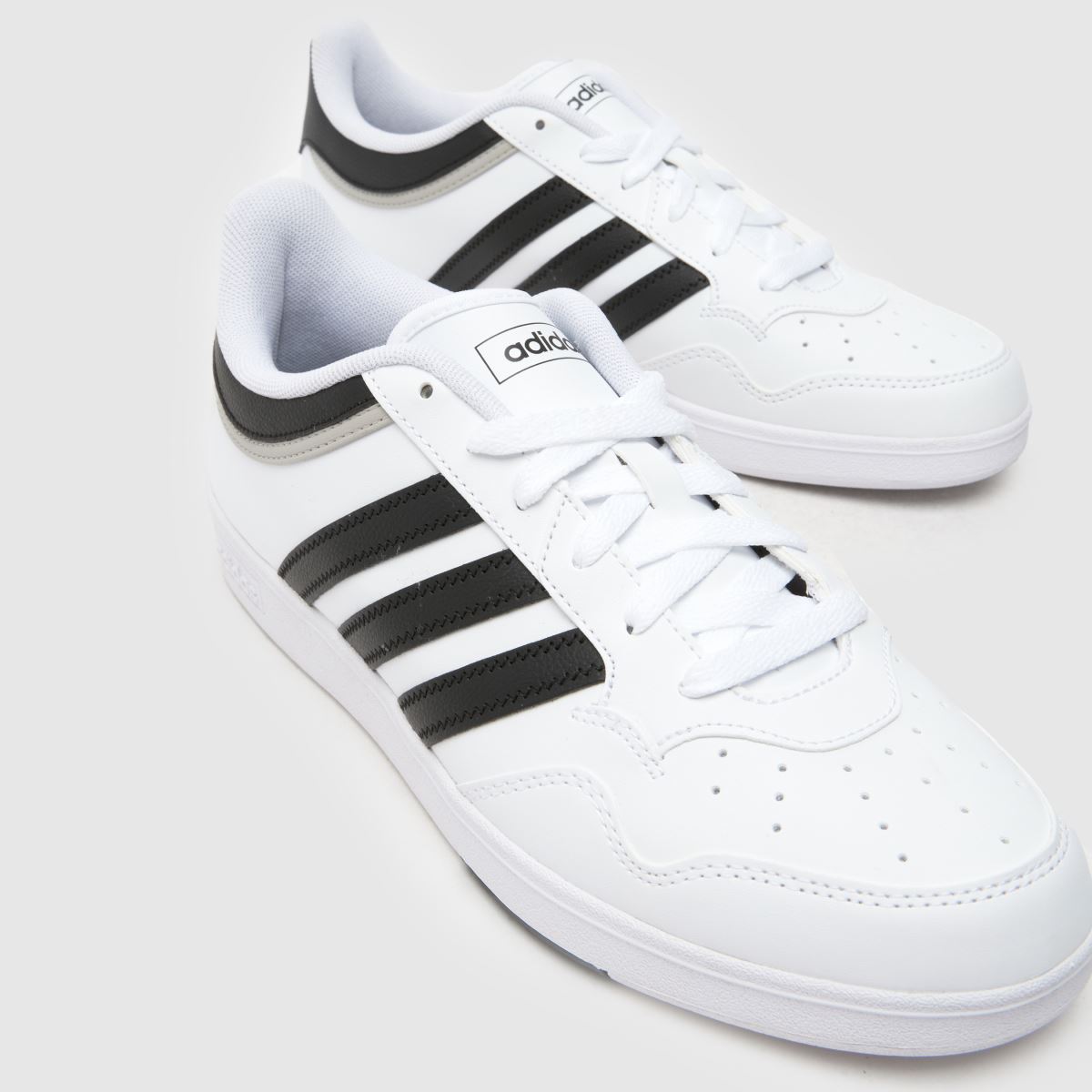 adidas Hoops 4.0 cipők fehér és fekete színben
