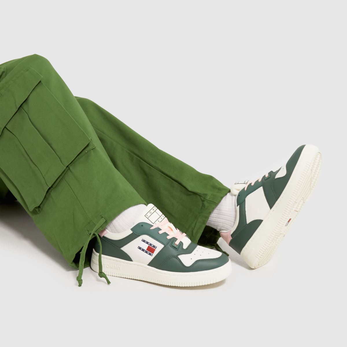 Tommy Jeans – Gröna retro basketskor i läder
