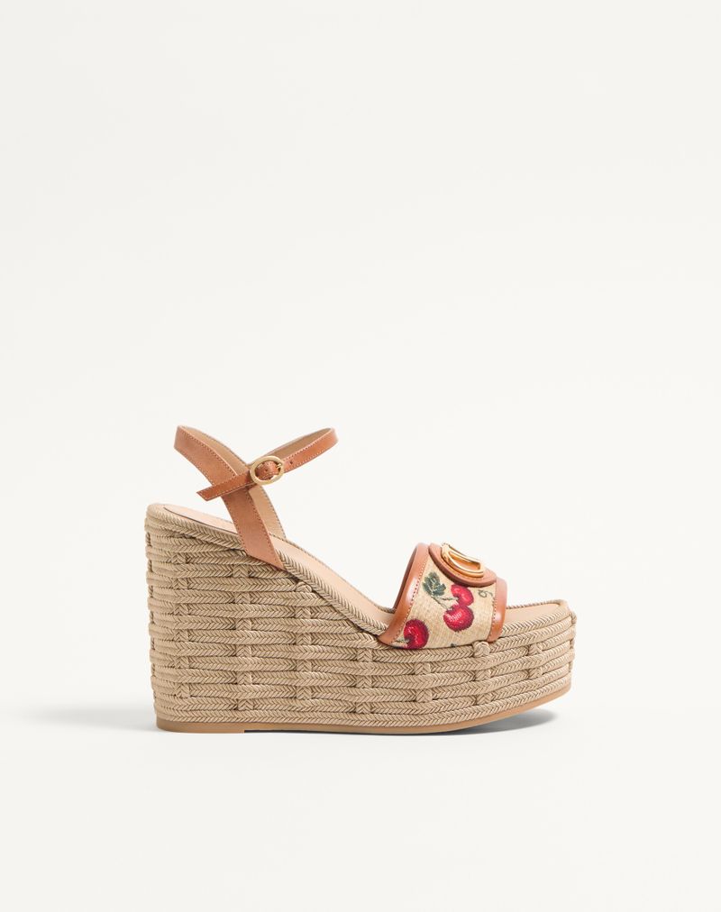 Sandália de plataforma VLogo Signature em ráfia jacquard com estampa de cereja, 120 mm